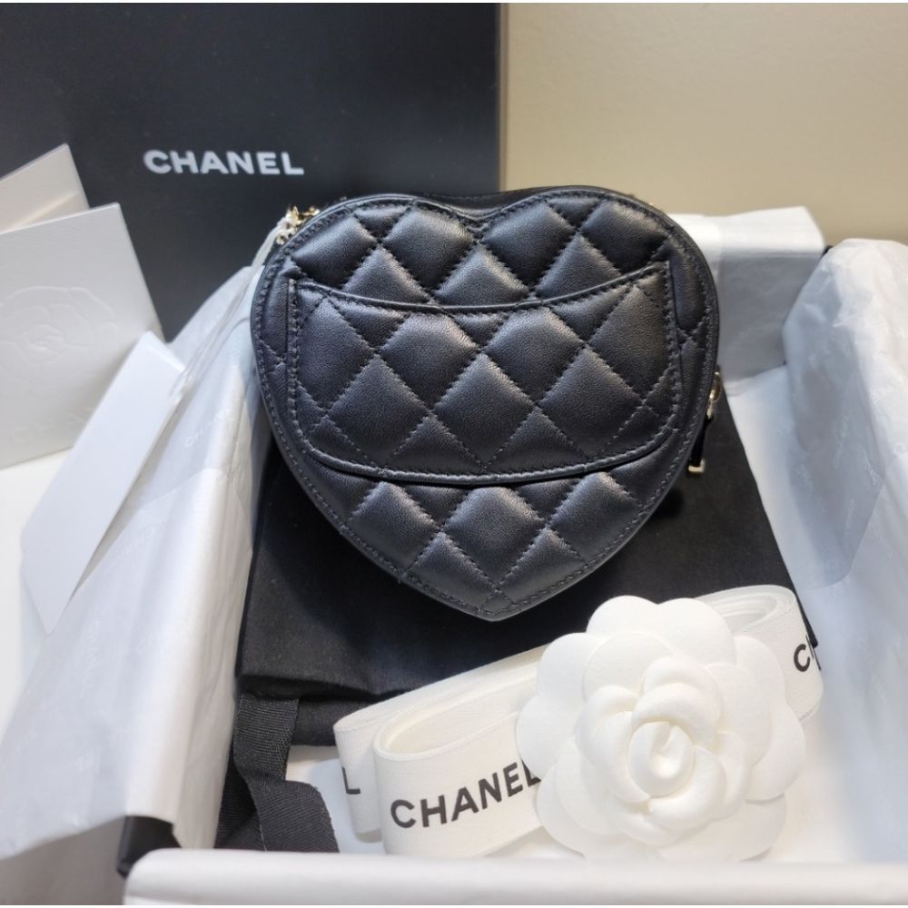 ❌️SOLD❌️ Chanel Heart Bag - Picture 2 of 12